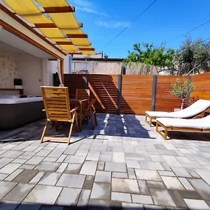 Tonina - House With Terrace, Jacuzzi, Free Parking Apartman